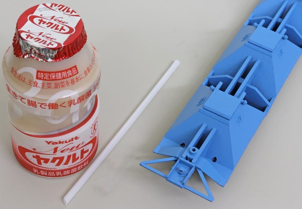 Yakult strow & Athearn BB covered hopper
